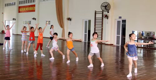 Trường Thể thao thiếu niên rộn rã khai hè ảnh 2