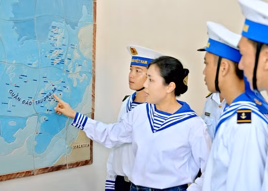 Vẽ bản đồ Việt Nam bằng gốm giữa Trường Sa ảnh 3