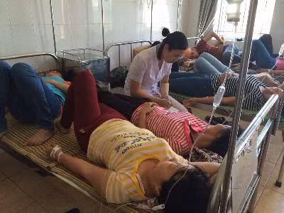 Hàng loạt công nhân nghi ngộ độc thực phẩm ảnh 1