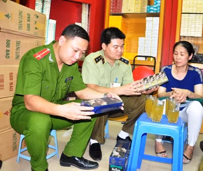 Dân buôn 'ôm' thuốc lá trơn để trục lợi ảnh 1