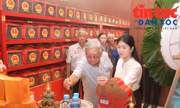 Nén hương tri ân tưởng nhớ đồng đội hy sinh tại Công viên Lê Thị Riêng