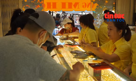 Giá vàng miếng SJC sáng 16/10 đi ngang, giá vàng thế giới giảm nhẹ