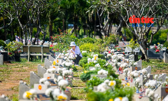 Những nén hương nối dài lòng biết ơn bên mộ các anh hùng liệt sĩ