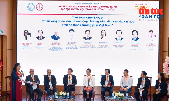 Phiên thảo luận của các chuyên gia y tế.