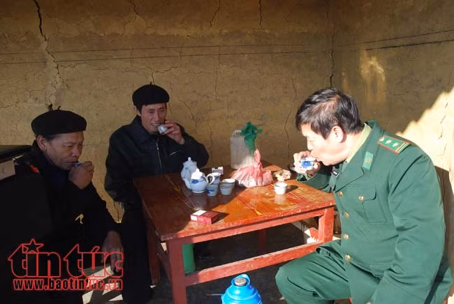 Hình ảnh chiến sĩ quân hàm xanh thầm lặng nghĩa tình ảnh 4