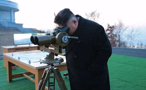 Ông Kim Jong-un phấn khởi xem phóng tên lửa đạn đạo ảnh 2