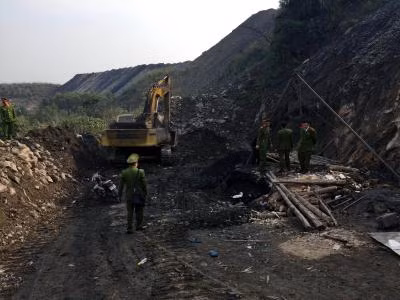 Phá hủy lò khai thác than trái phép tại Cẩm Phả ảnh 1