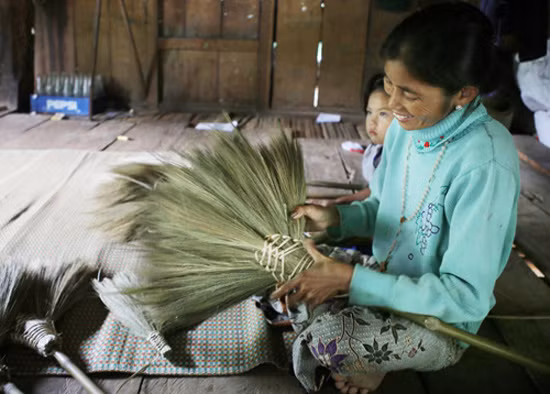 Làm chổi đót truyền thống giúp đồng bào dân tộc thiểu số cải thiện cuộc sống ảnh 1