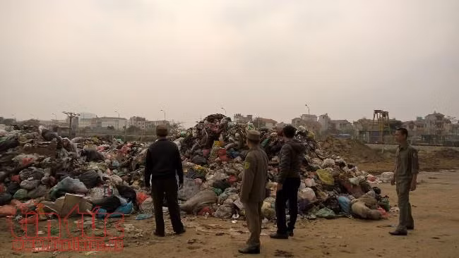 Công ty đổ rác thải sinh hoạt giữa Thủ đô có thể bị cắt hợp đồng thu gom rác ảnh 2