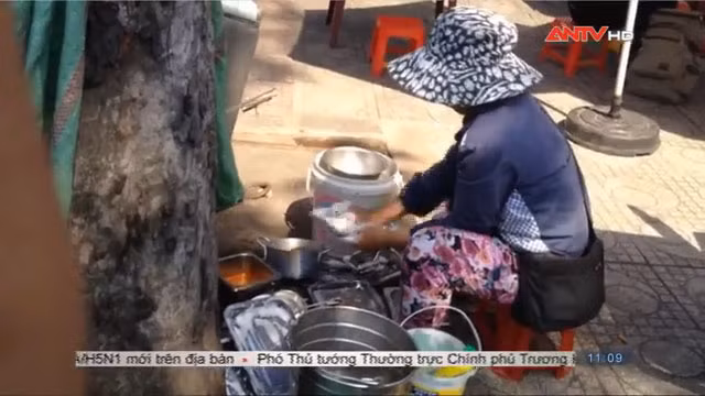 Rùng mình chén đĩa bẩn trong các hàng quán vỉa hè ảnh 5