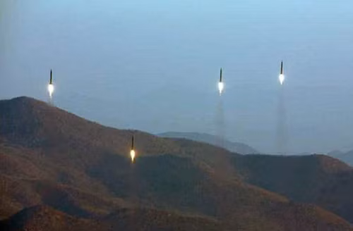Ông Kim Jong-un phấn khởi xem phóng tên lửa đạn đạo ảnh 4