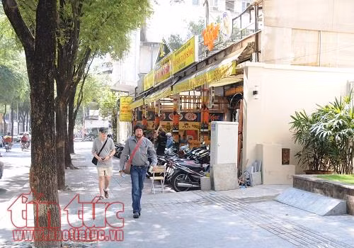 Vỉa hè nhiều tuyến phố TP Hồ Chí Minh đang dần thông thoáng ảnh 1