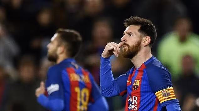 Lionel Messi công bố lời giải cho hành động gọi điện ăn mừng bàn thắng ảnh 1