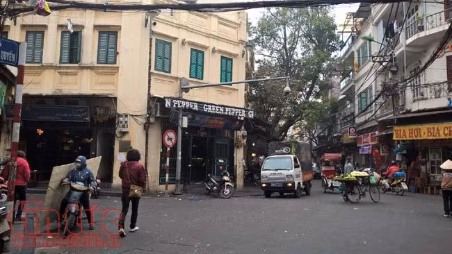 Quận Hoàn Kiếm tháo dỡ biển quảng cáo, mái che, dẹp hàng quán vỉa hè ảnh 6