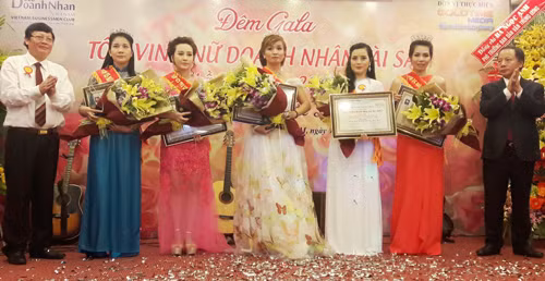 Đêm gala tôn vinh nữ doanh nhân tài sắc lần thứ 3 năm 2017 ảnh 1