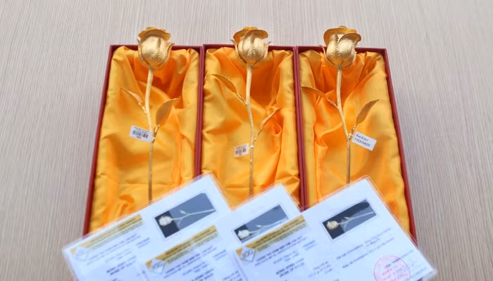 Độc đáo hoa hồng vàng nguyên khối 200 triệu làm quà tặng 8/3 ảnh 3