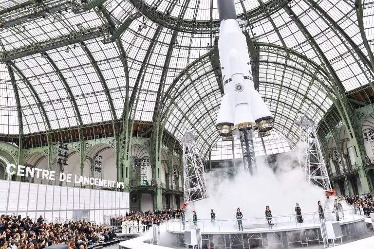 Choáng váng: Chanel phóng tàu vũ trụ trên sàn diễn Paris Fashion Week ảnh 1