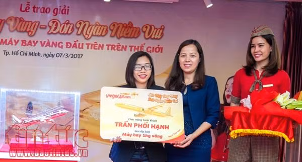 Đón 8/3, Vietjet trao tặng máy bay bằng vàng 1 kg cho nữ hành khách may mắn ảnh 1