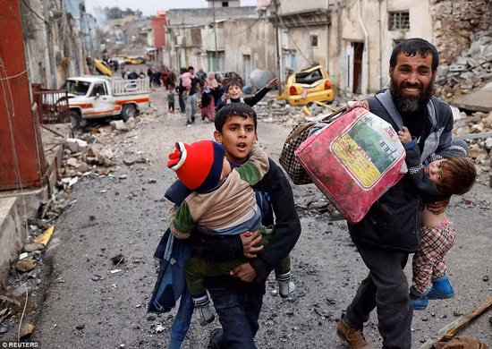 Lột quần áo chạy khỏi Mosul khói lửa ảnh 8