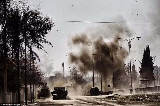 Lột quần áo chạy khỏi Mosul khói lửa ảnh 7