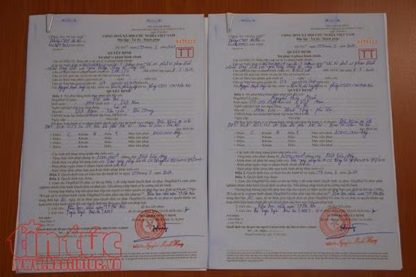 Đi xe ô tô trên vỉa hè đường Mễ Trì (Hà Nội), 2 tài xế bị thu giấy phép lái xe ảnh 1