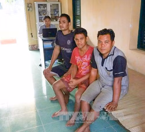 Bàn giao 3 thuyền viên Indonesia và sà lan trôi dạt trên biển ảnh 1