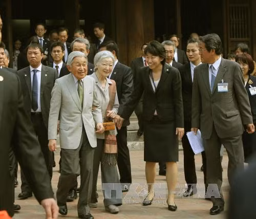 Nhà vua và Hoàng hậu Nhật Bản giao lưu cùng cựu học sinh Việt Nam ảnh 1