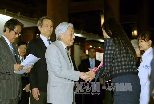 Nhà vua và Hoàng hậu Nhật Bản giao lưu cùng cựu học sinh Việt Nam ảnh 2