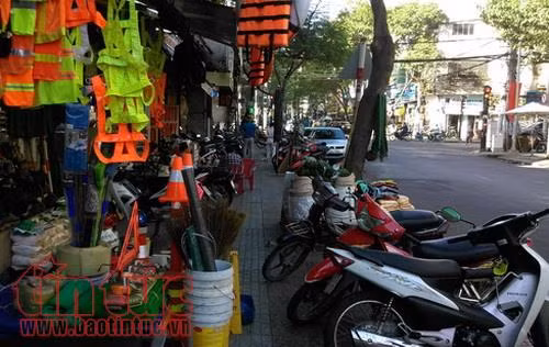 Giải tỏa vỉa hè, xử lý nghiêm vẫn chưa đủ ảnh 2