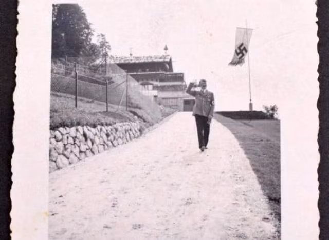 Lộ ảnh chưa từng công bố về trùm phát xít Adolf Hitler ảnh 3