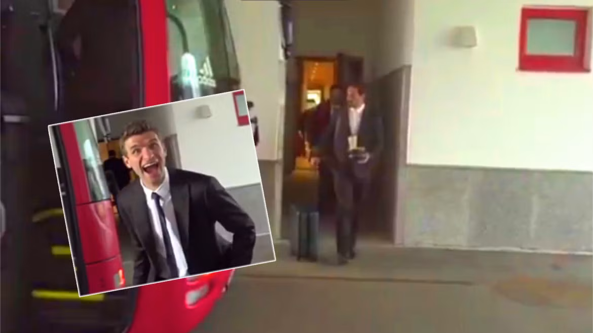 Hậu vệ Mats Hummels của Bayern Munich... hứng trọn cốc cà phê nóng ảnh 1