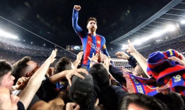 Bạn gái Messi 'hết hồn' vì bị fan bao vây ảnh 1