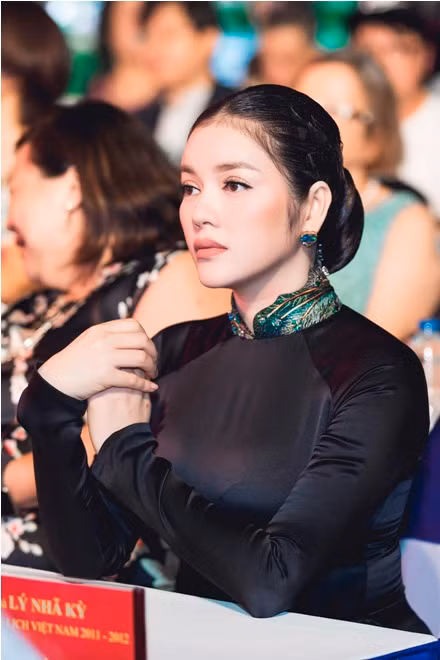 Lý Nhã Kỳ đẹp huyền bí trong đêm khai mạc Lễ hội áo dài TPHCM 2017 ảnh 4