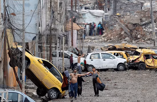 Lột quần áo chạy khỏi Mosul khói lửa ảnh 2