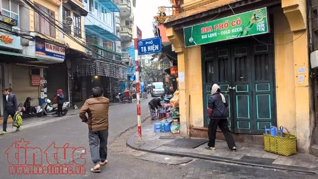 Quận Hoàn Kiếm tháo dỡ biển quảng cáo, mái che, dẹp hàng quán vỉa hè ảnh 7