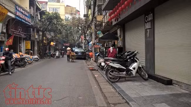 Quận Hoàn Kiếm tháo dỡ biển quảng cáo, mái che, dẹp hàng quán vỉa hè ảnh 8