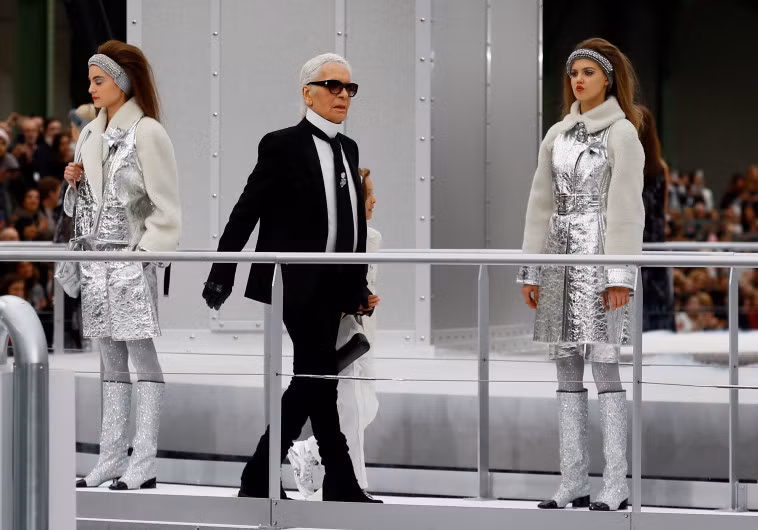 Choáng váng: Chanel phóng tàu vũ trụ trên sàn diễn Paris Fashion Week ảnh 3