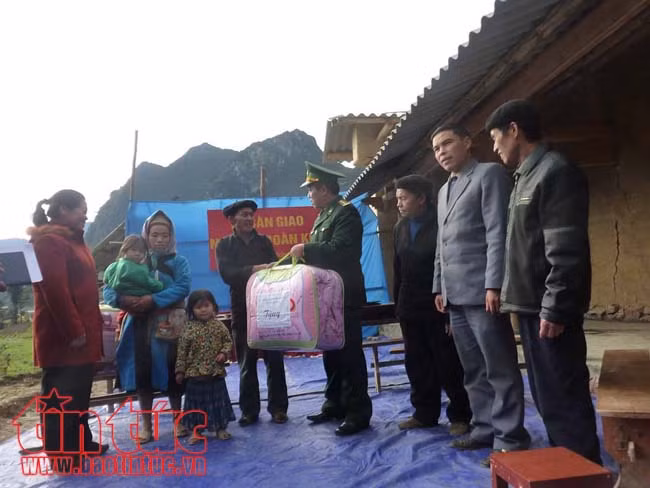 Hình ảnh chiến sĩ quân hàm xanh thầm lặng nghĩa tình ảnh 2