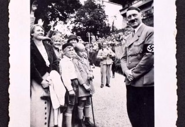 Lộ ảnh chưa từng công bố về trùm phát xít Adolf Hitler ảnh 4