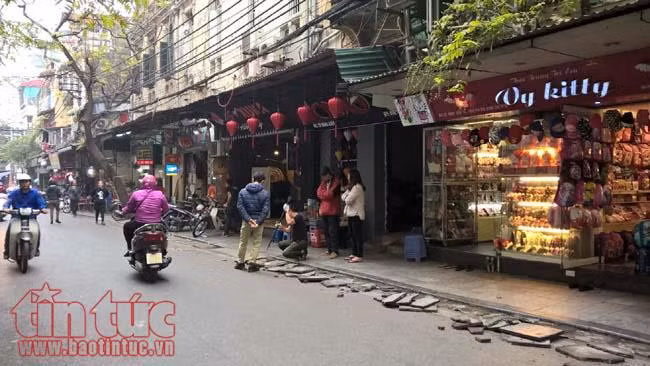 Quận Hoàn Kiếm tháo dỡ biển quảng cáo, mái che, dẹp hàng quán vỉa hè ảnh 3