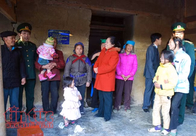 Hình ảnh chiến sĩ quân hàm xanh thầm lặng nghĩa tình ảnh 3