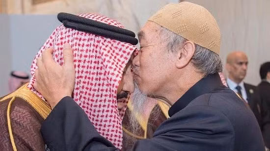 Ai là người đàn ông được hôn Quốc vương Saudi Arabia? ảnh 1