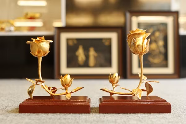 Độc đáo hoa hồng vàng nguyên khối 200 triệu làm quà tặng 8/3 ảnh 2