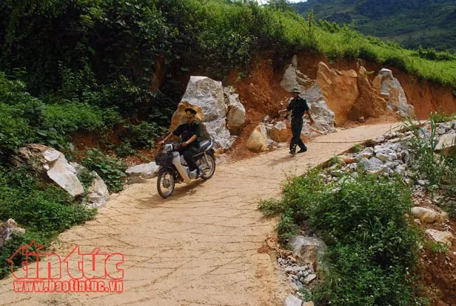 Hình ảnh chiến sĩ quân hàm xanh thầm lặng nghĩa tình ảnh 1
