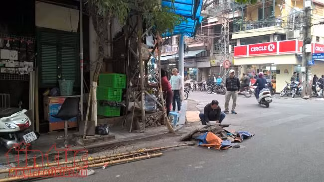 Quận Hoàn Kiếm tháo dỡ biển quảng cáo, mái che, dẹp hàng quán vỉa hè ảnh 4