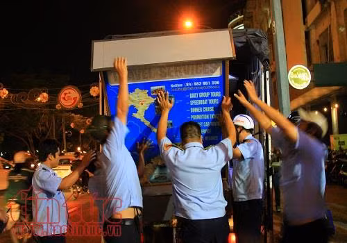 Quận 1 'hốt' các công trình lấn chiếm vỉa hè trong đêm ảnh 1