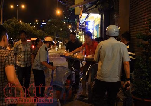 Quận 1 'hốt' các công trình lấn chiếm vỉa hè trong đêm ảnh 5