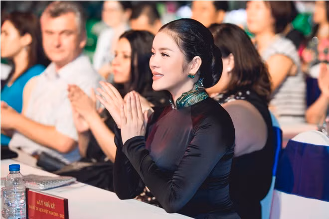 Lý Nhã Kỳ đẹp huyền bí trong đêm khai mạc Lễ hội áo dài TPHCM 2017 ảnh 5