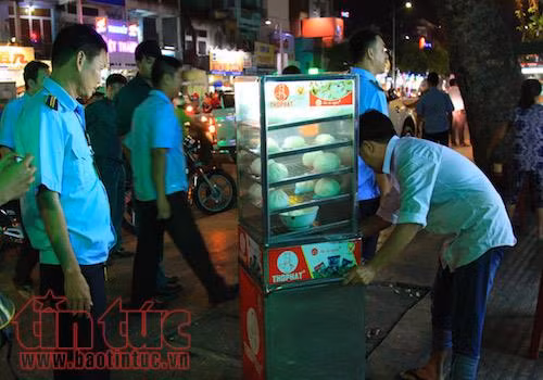 Lực lượng chức năng xuất hiện, vỉa hè đường Hậu Giang trở nên ngăn nắp ảnh 2