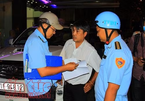 Quận 1 'hốt' các công trình lấn chiếm vỉa hè trong đêm ảnh 7